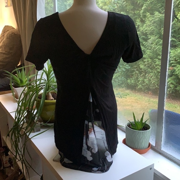 THREE Stones Pretty Black Blouse / T- Shirt V Back with Floral Mesh Design - Picture 2 of 5